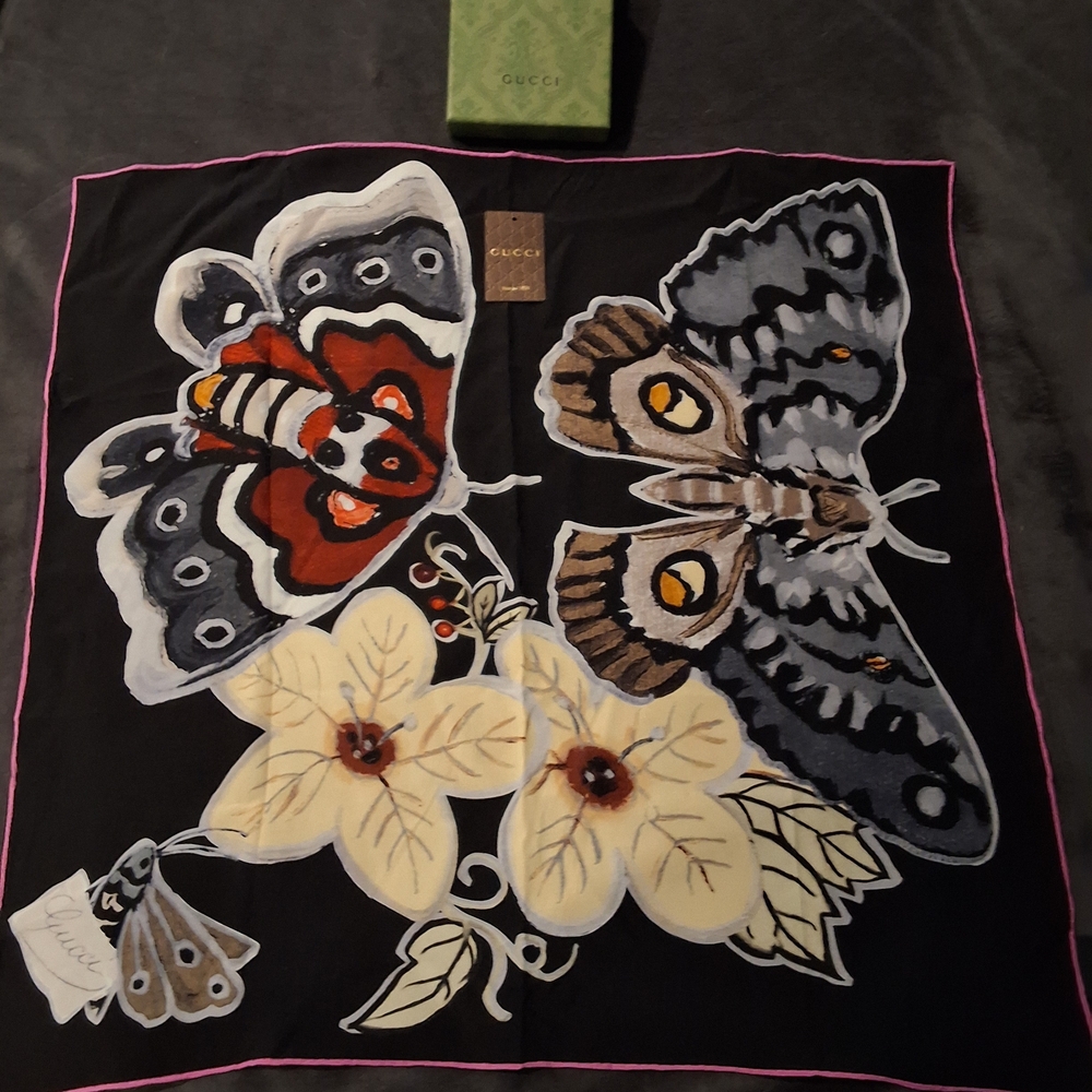 NWT Beautiful Gucci Black Silk Scarf with Butterfly Design